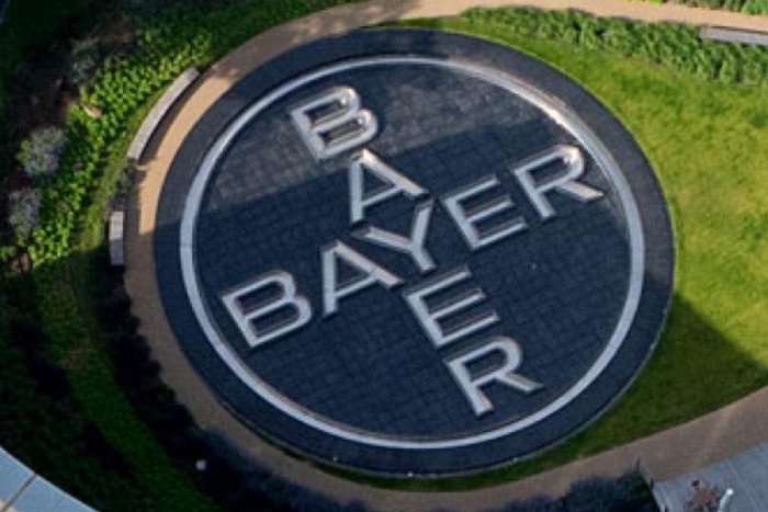 Logo firmy Bayer w locie